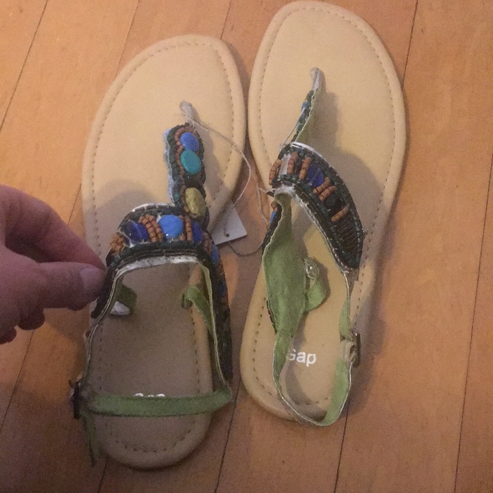 Never worn gap flip flops